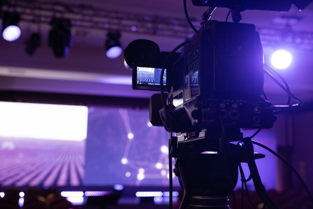 Camera op statief gericht op een podium
