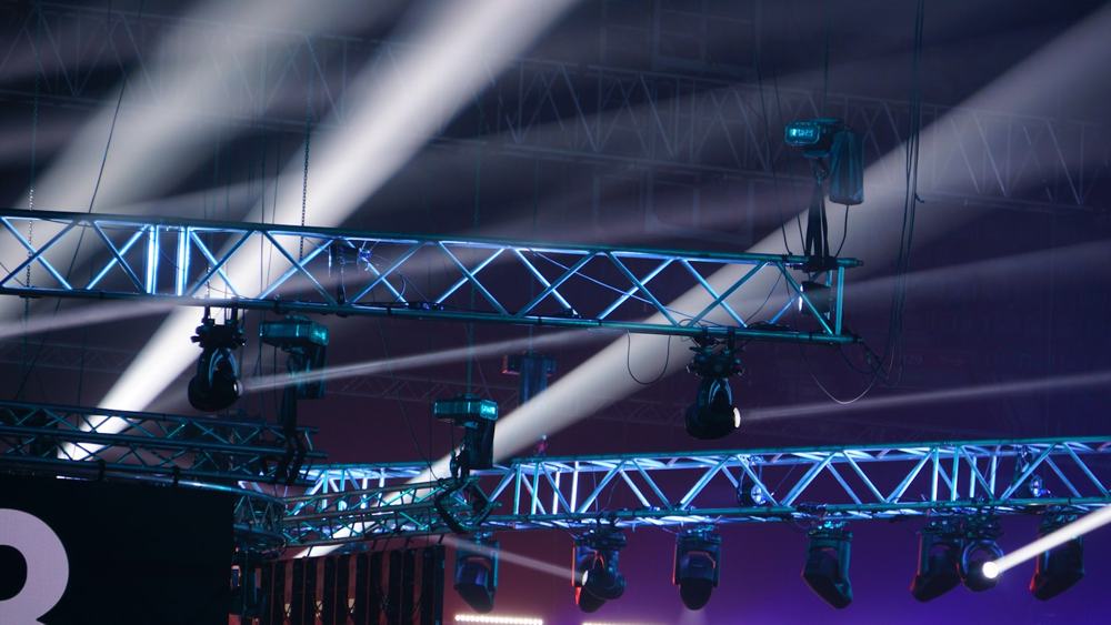 Truss met moving heads in de rook